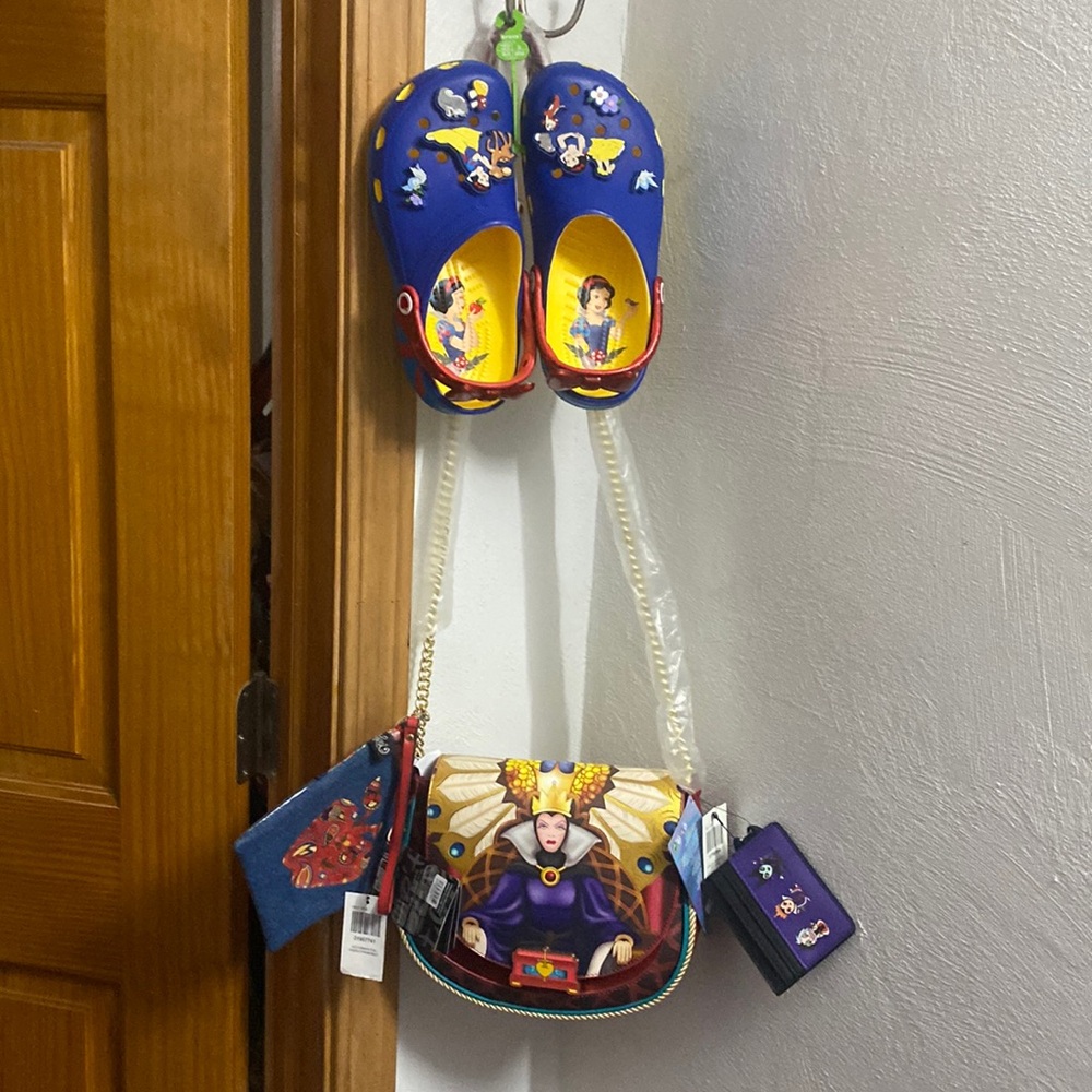 DISNEY/Loungefly Evil Queen Bag+card holder Villians+Snow White CROCS